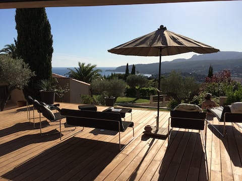 Prestigious 5* villa facing the sea.
