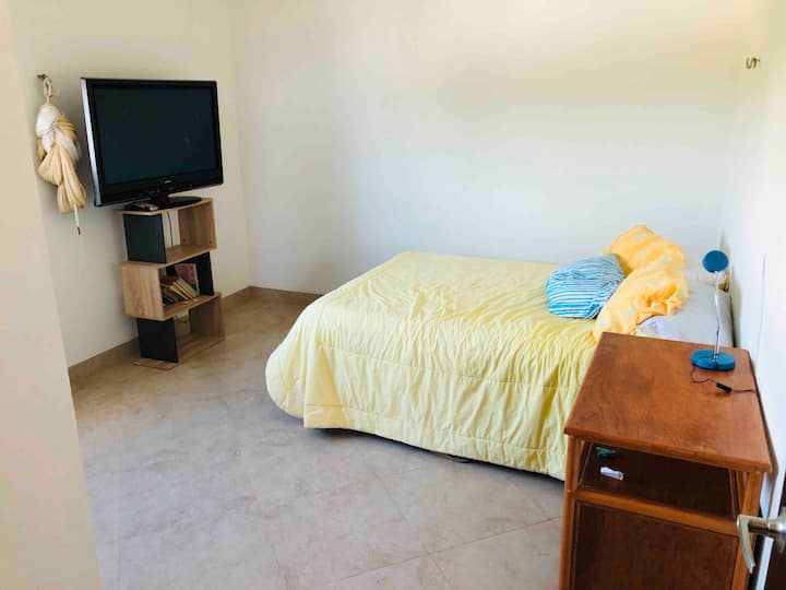 غرفة نوم ثانية مريحة جدًا وواسعة