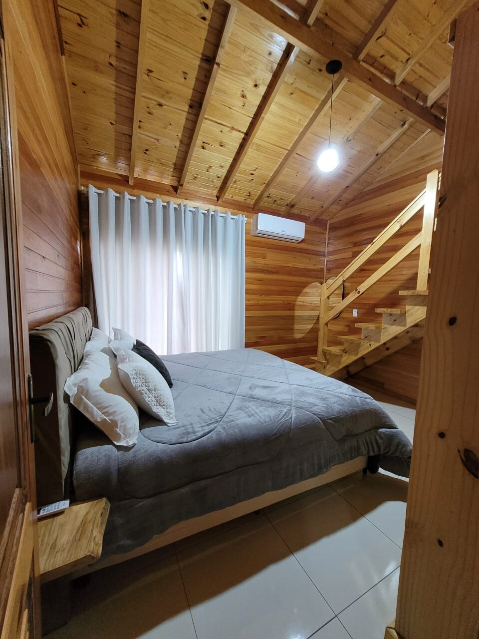 Dhomë gjumi master, me ajër të kondicionuar.