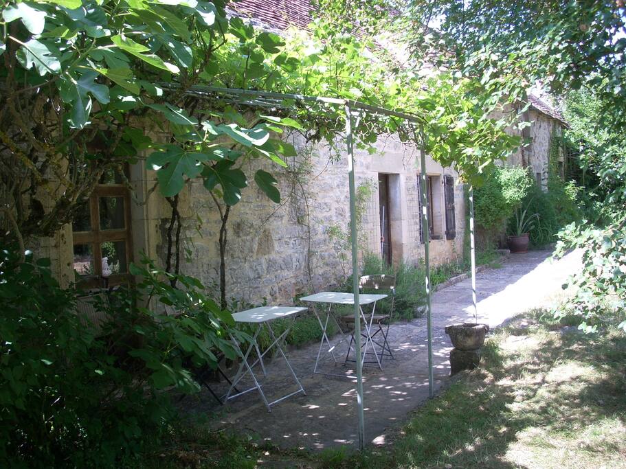 Terrasse devant pour petit déjeuner au soleil
