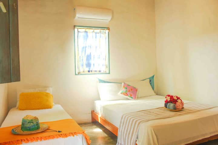 בחדר שלנו יש מיטה זוגית קווין סייז ומיטת יחיד, מצעים כלולים וכל הכותנה. יש לנו מיזוג אוויר או מאוורר, אבל האוורור הטבעי טרי מאוד כי יש לנו הרבה עצים נטועים כאן.