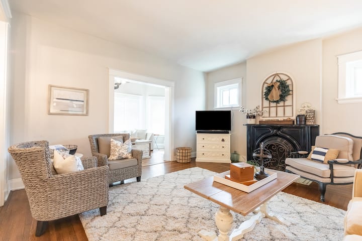 Sala de estar y solárium con TV inteligente