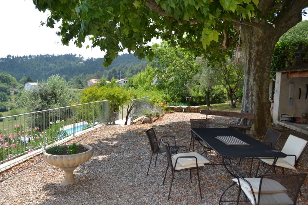 Terrasse ombragée, vue dégagée, table et fauteuil et coin plancha