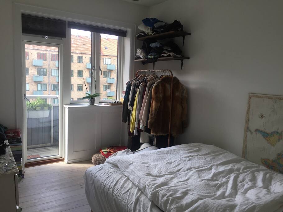 Bedroom with Queen size bed and second balcony