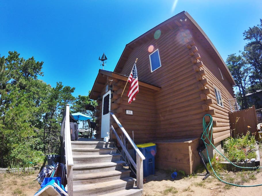 Spacious log cabin sleeps 8-10