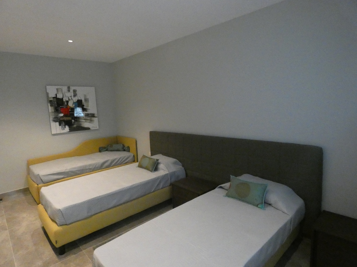 Dormitorio 2 en el primer piso equipado con 3 camas individuales 