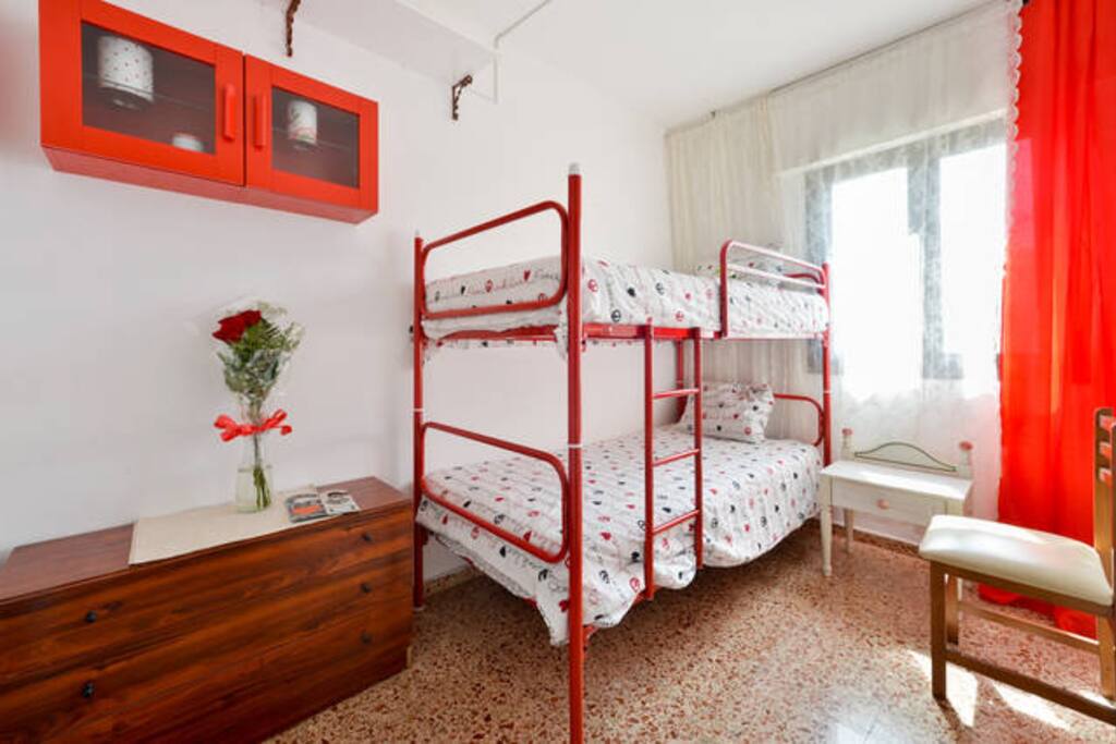 LA CAMA DE ARRIBA DISPONE DE MESITA DE NOCHE CON ENCHUFE Y LAMPARITA NOCTURNA