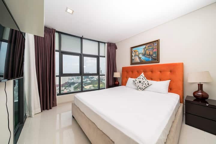 غرفة نوم ثانية بسرير بمقاس كينج وتلفزيون وإمكانية الوصول المباشر إلى الشرفة