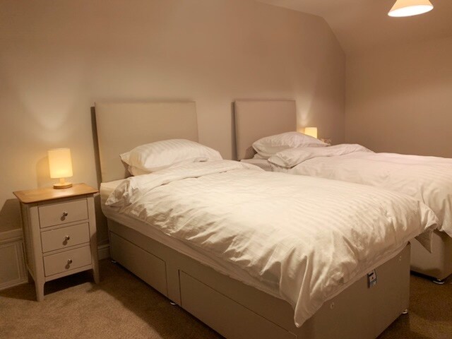 Slaapkamer-2 is een ruime kamer met twee enkele divanbedden, puur katoenen beddengoed, alle seizoenen Hongaarse veren & dons dekbedden en een combinatie van veren en dons en holle vezel kussens. Een volledige hangende kledingkast en ladekast bieden voldoende ruimte voor kleding.