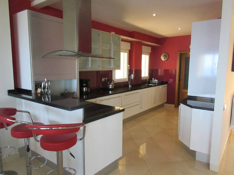 Hi-Spec fully fitted kitchen