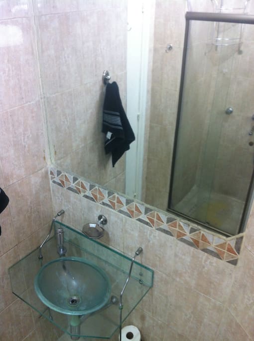 Banheiro com aquecimento automático de água, máquina de lavar e secar roupas.