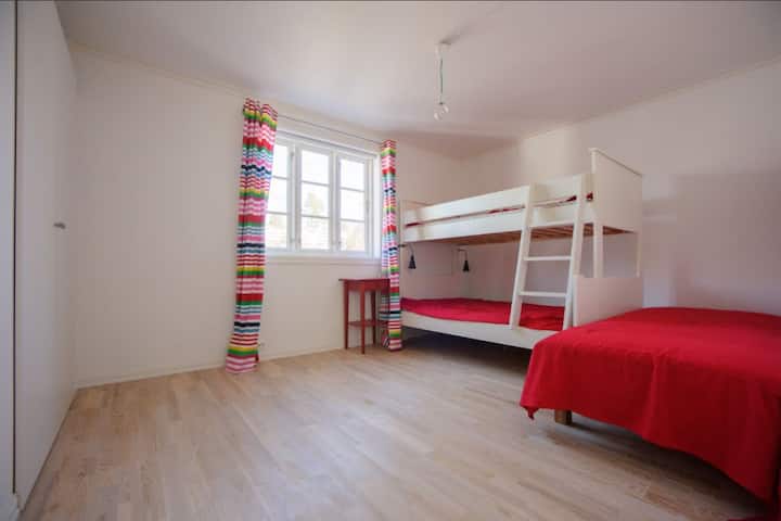 ห้องนอน 2 พร้อมเตียงสองชั้น (เตียงคู่ด้านล่างและเตียงเดี่ยวด้านบน) และเตียงเดี่ยวเสริม 