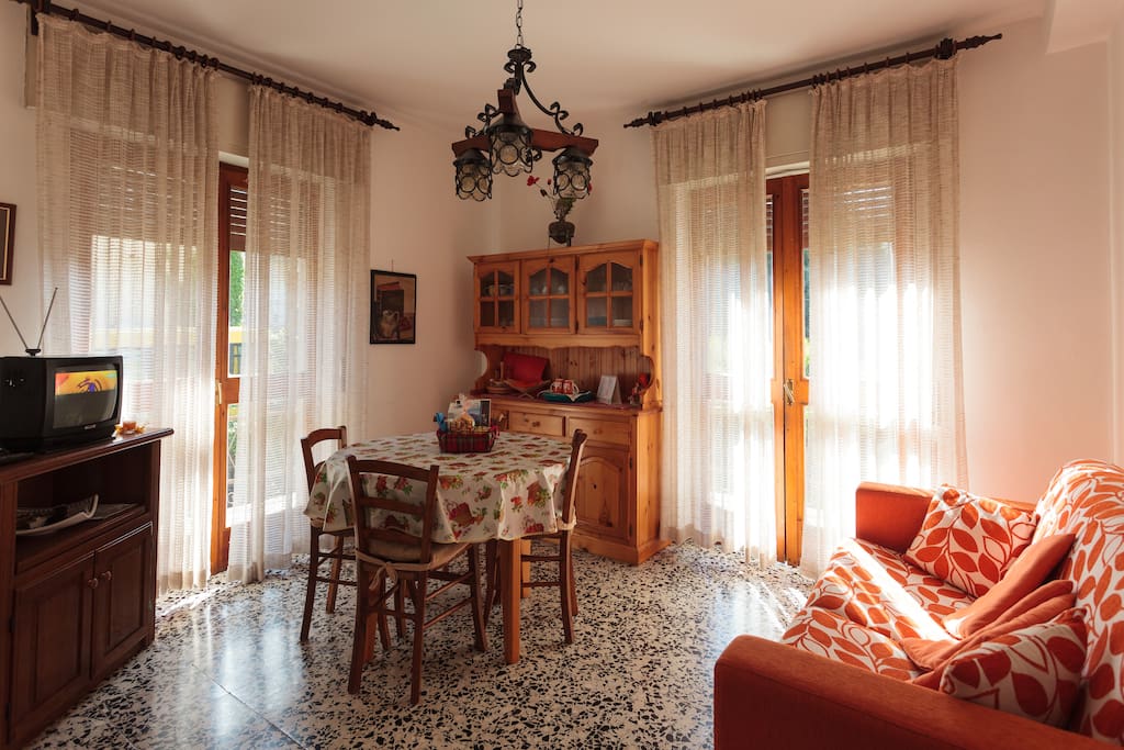 soggiorno con portafinestra sul balcone