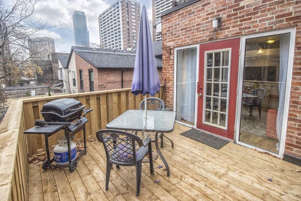 Brand New Spacious Deck! Patio +BBQ at Downtown Toronto! Oasis Getaway In The City!