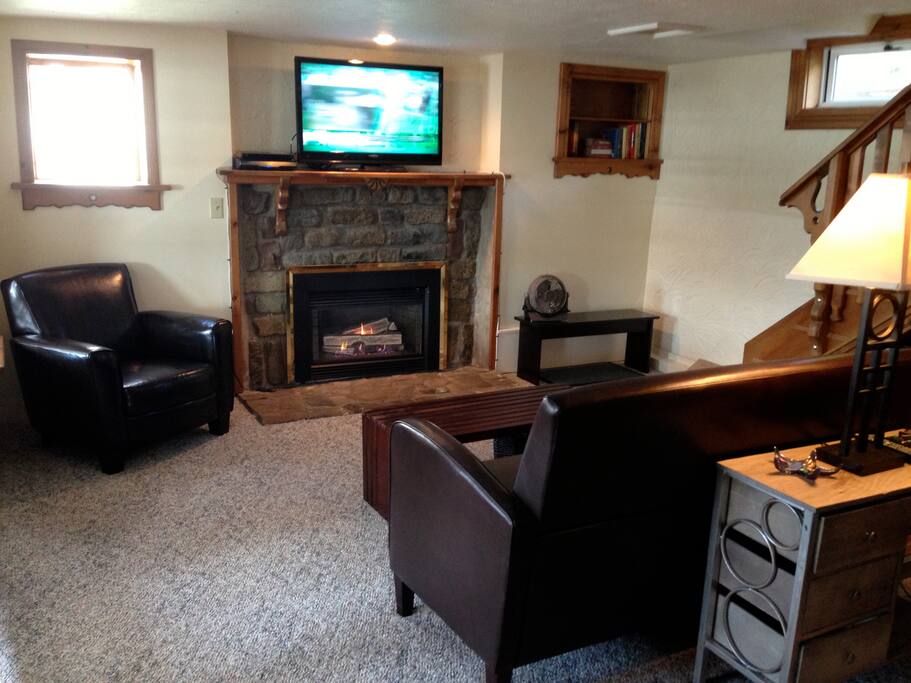 The living room features a gas fireplace, High Definition cable TV, Blu-Ray DVD player and Wi-Fi!