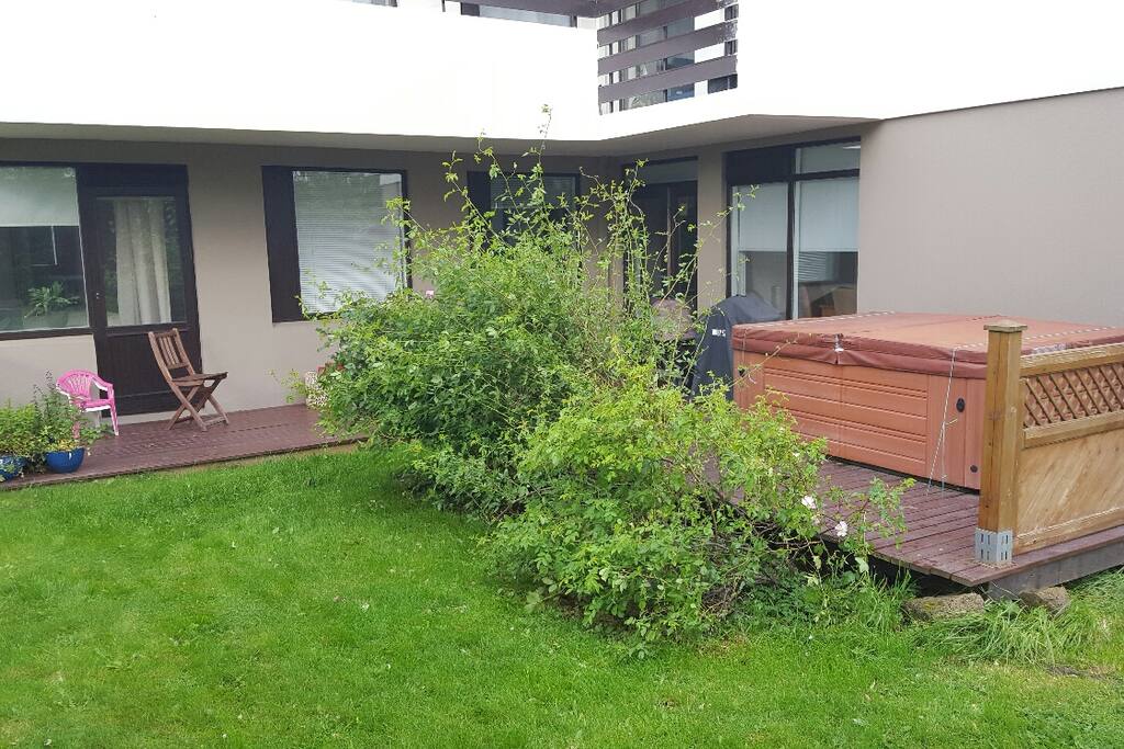 Back porch where you can find the barbecue and the hot tub