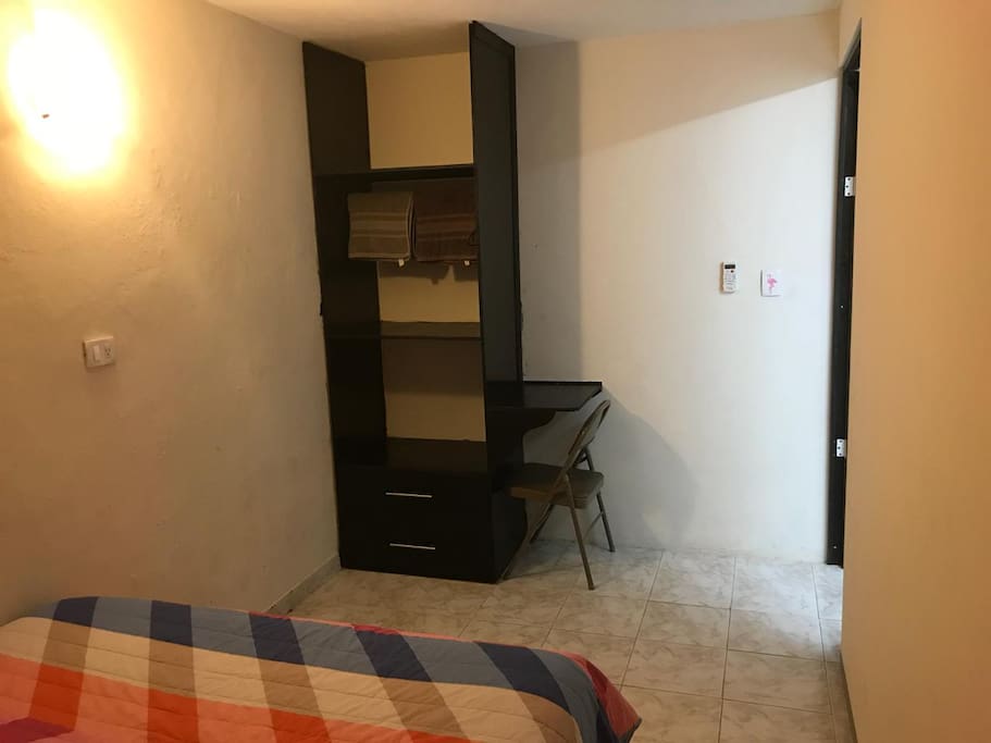 Closet con mesa para portátil