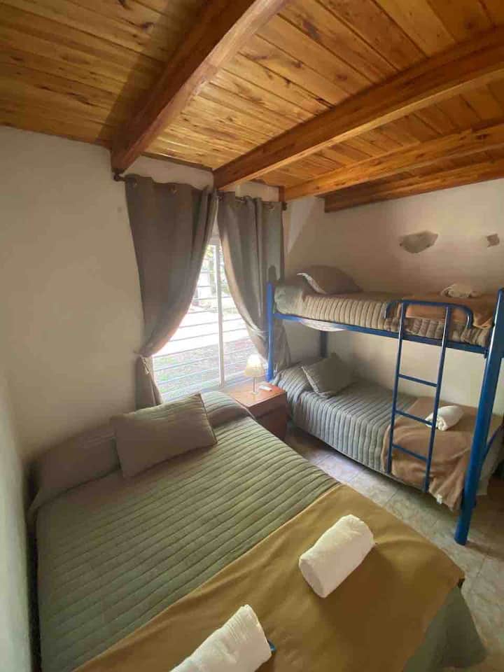 Chumba cha 1
1 kitanda cha viti 2, kitanda 1 cha ghorofa