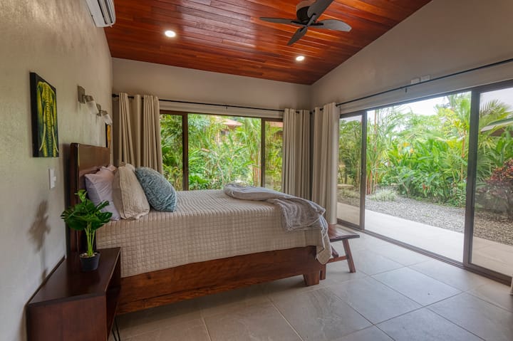 Dormitorio tamaño queen con vistas a la selva