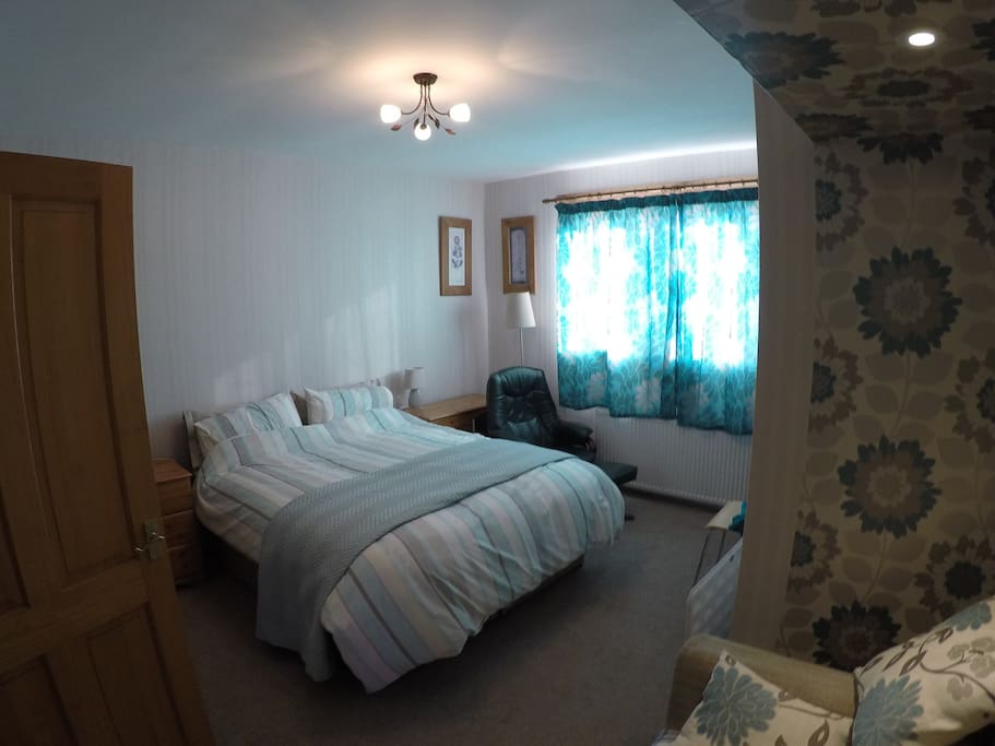 KINGSIZE BED- CAN BE SET UP AS TWIN