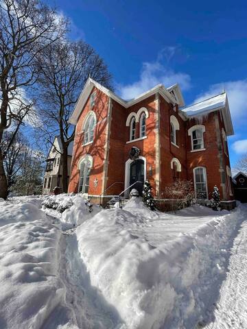 Historic Home Gothic • CornHill(UofR/Dwtn)KngBed gallery image 2