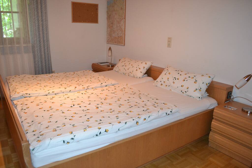 Schlafzimmer mit Doppelbett; Fenster Richtung verglaster Balkon