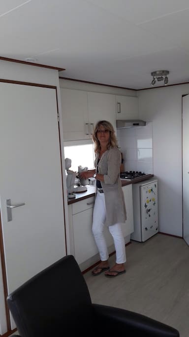 de gastvrouw in de keuken