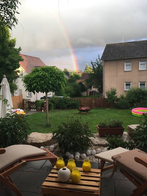 Ausblick vom Essbereich auf die vordere Terrasse und den kleinen Garten
