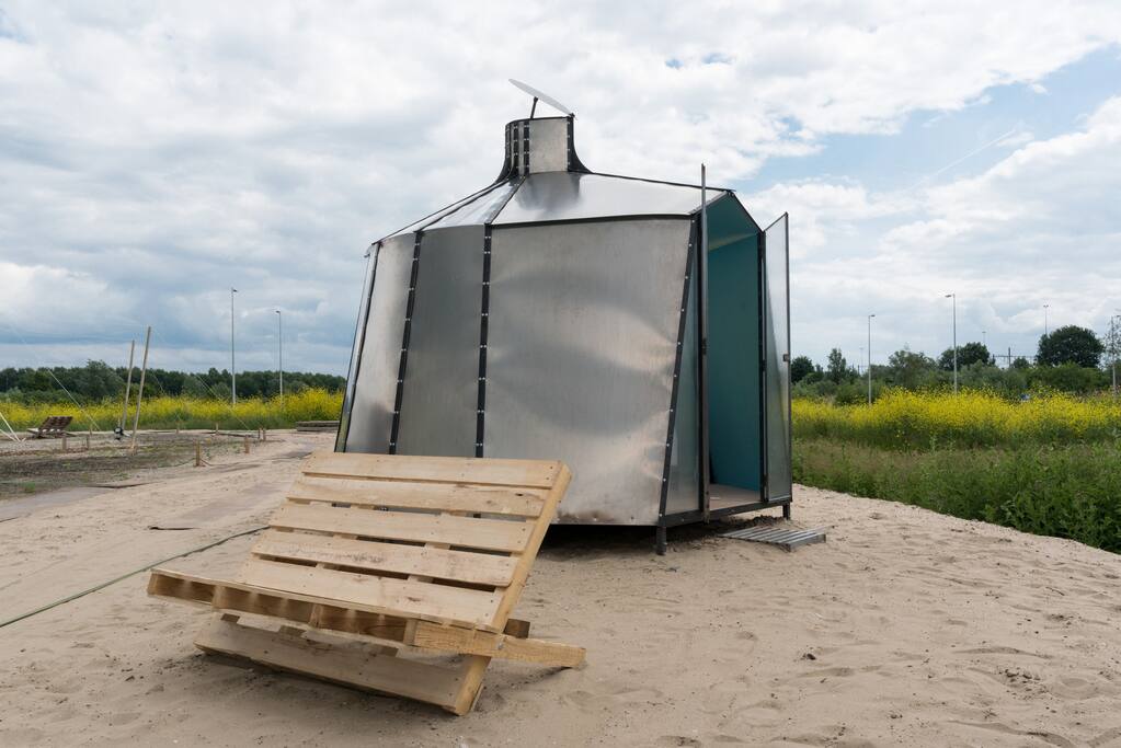 TRU by Akko Goldenbeld & Miriam van Eck - No more code orange or red thanks to an ingenious natural ventilation system: spring temperature during the day, great coolness at night. A thermo chromic pigment layer makes the TRU extra vibrant.
