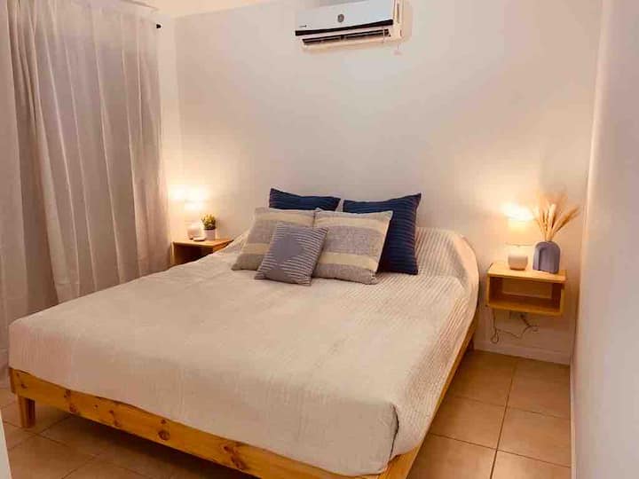Cuarto princial con cama King, aire acondicionado, bano privado y acceso directo a la piscina privada.