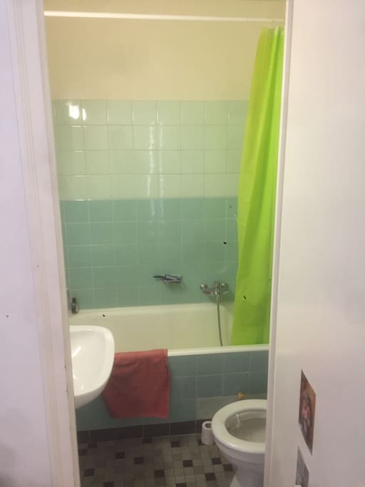 Salle de bain avec baignoire