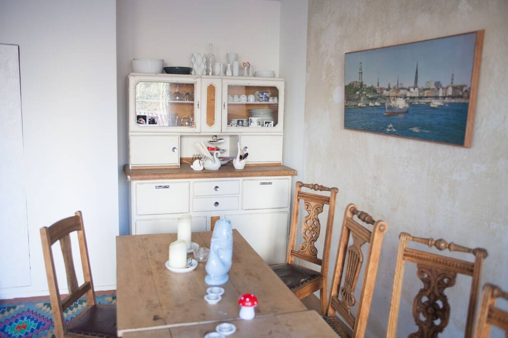 Wohnzimmer mit grossem Esstisch