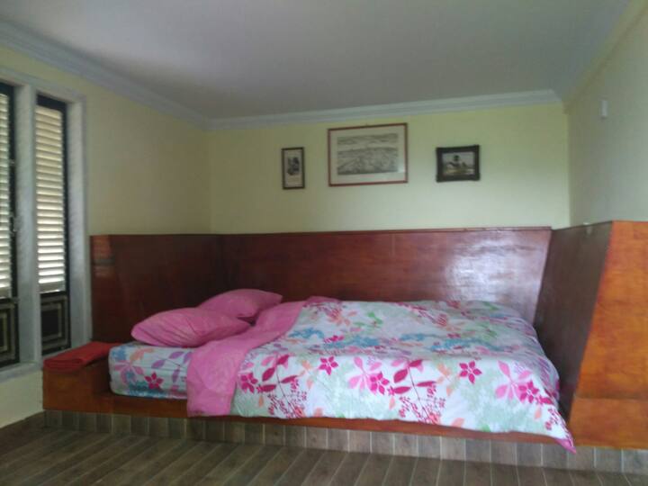 Kamar untuk 4 orang, 2 orang dewasa dan 2 anak di bawah umur gratis, tambahan orang dewasa harus bayar extra bed 50 ribu/orang. Kami menyediakan extra bed