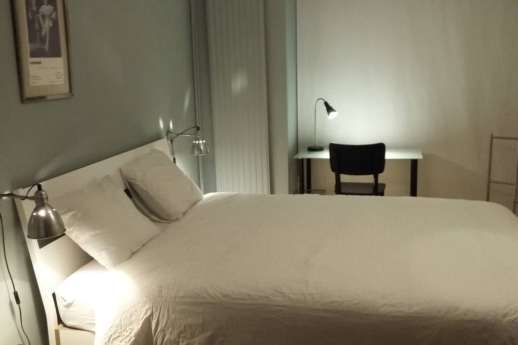 Grande chambre proposée avec coin bureau