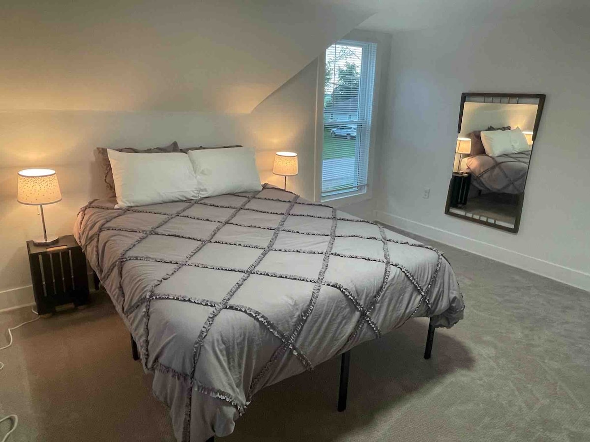 Მეორე სართულის საძინებელი დიდი საწოლით.