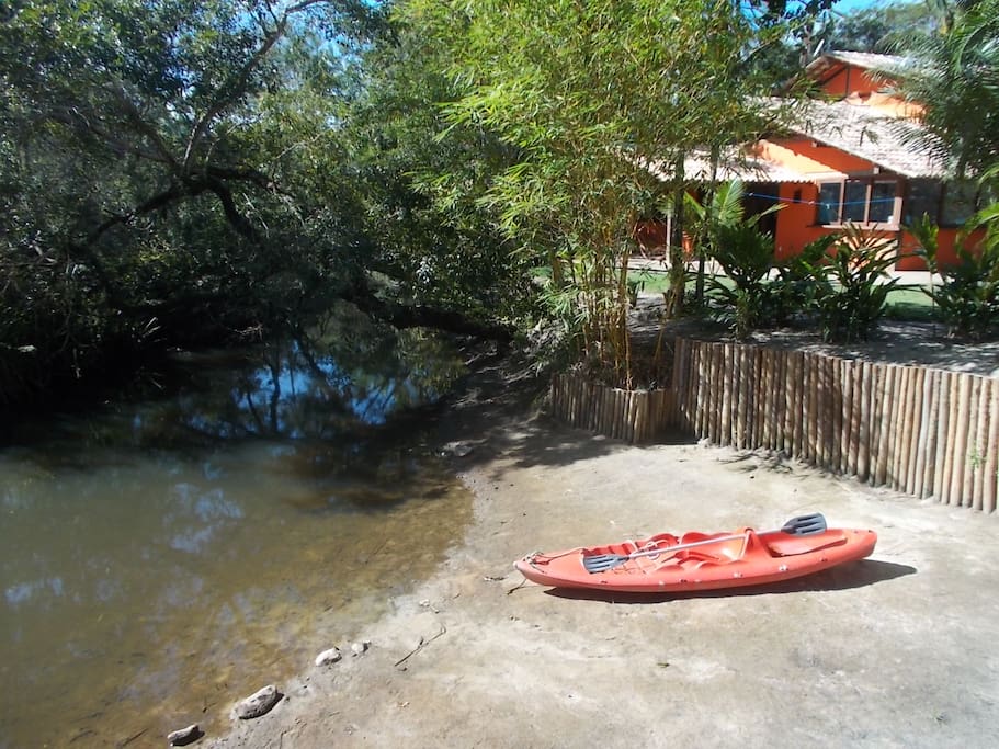 Rio, Caiaque , e Casa dos Sonhos no fundo