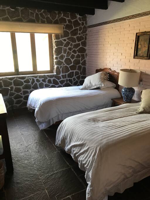 Cuarto con dos camas individuales comparte baño con otro cuarto