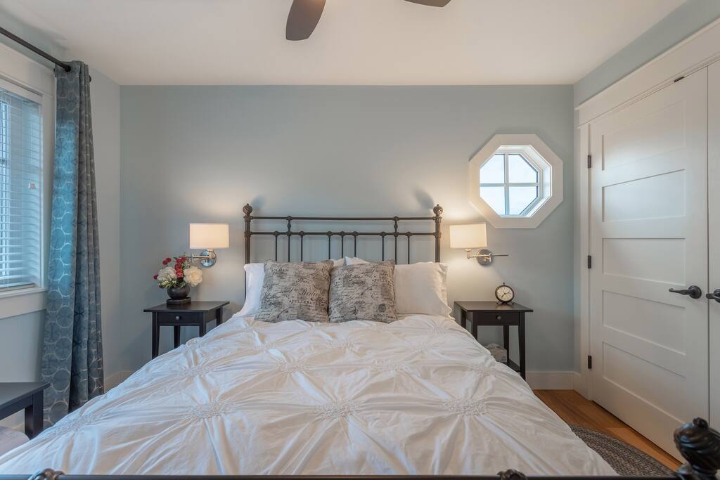 Bedroom; queen sized bed, closet