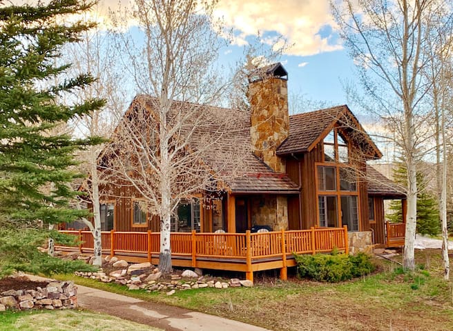 Luxurious Cordillera Estate 5 BR, Private Hot Tub