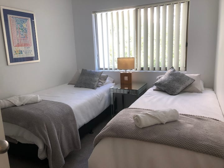 第二间卧室配有两张加大单人床，可滑入一张加大双人床