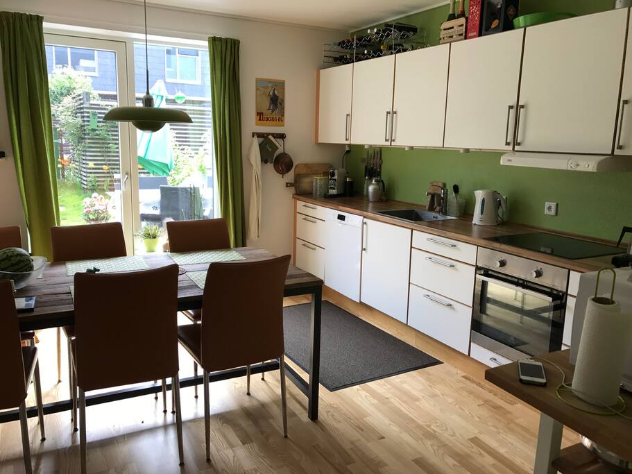 Køkken med udgang til terrassen.