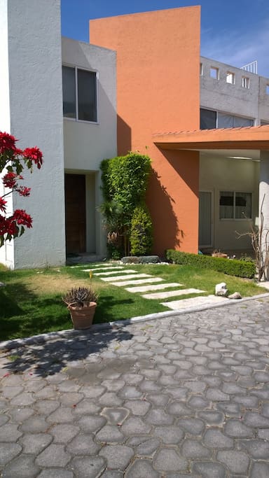 Bonita, amplia y cómoda casa con excelente ubicación en la hermosa Cholula. Muy cerca de la pirámide, restaurantes, a una cuadra de la UDLA. Cuenta con estacionamiento para 3 autos, 3 recámaras, jardín hermoso, 2 baños y medio. Y sobre todo un ambiente hogareño, alegre y limpio.