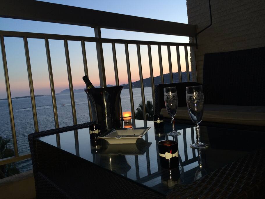 Coucher de soleil sur la baie, depuis votre terrasse. L'appartement se situe au 6ème étage et offre un panorama exceptionnel.