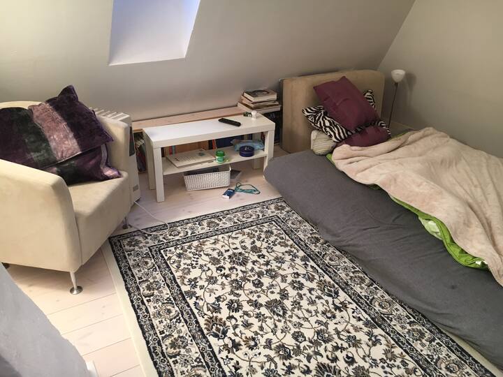 Sebule yenye vitanda viwili kwa ajili ya watu wawili