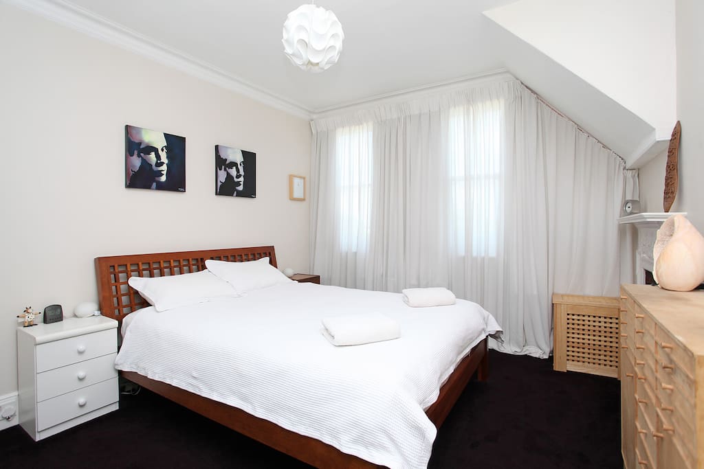 Master bedroom - king size bed with 3500 pocket spring Hypnos mattress (good support & very comfortable)