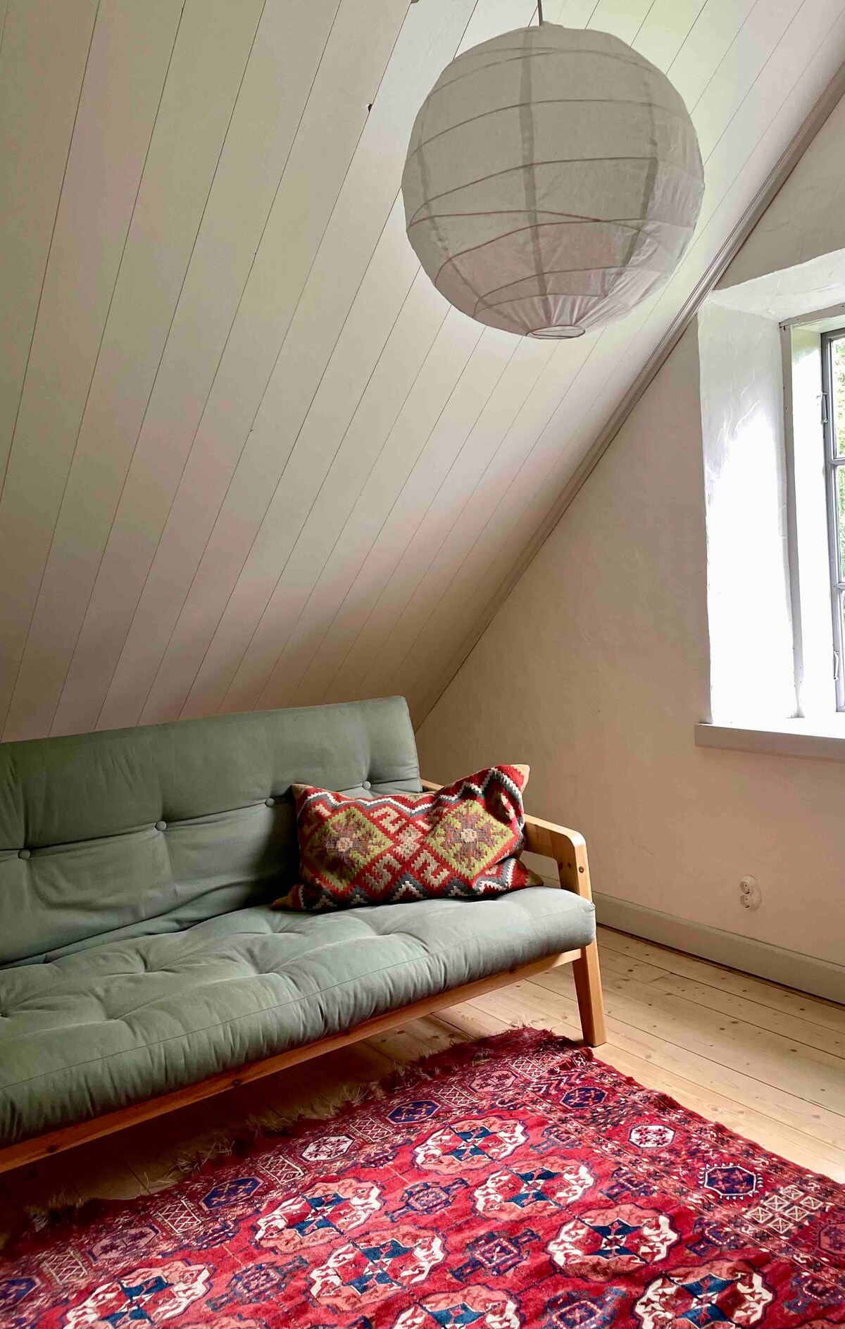 Dhoma e tretë e gjumit ndodhet në papafingon e sapo rinovuar, me një divan krevat të rehatshëm dhe një tavolinë pune. Perfekte për punë në distancë.