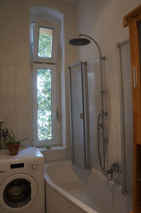 Badewanne mit Regendusche - bathtub and rain shower