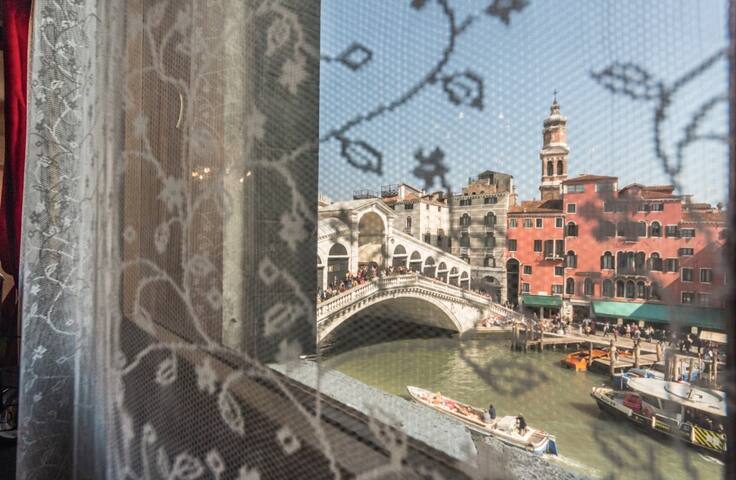 Rialto apartment with Canal Grande view gallery image 3