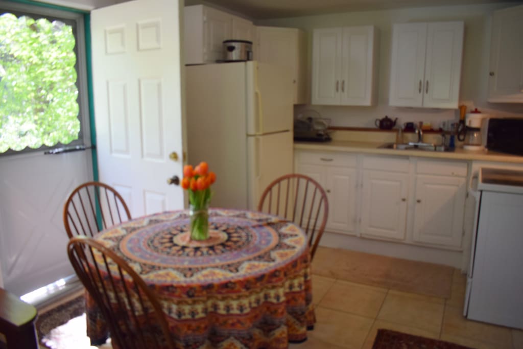 Eating area and full kitchen