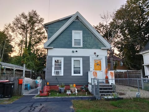 Lovely, cozy 2nd fl. studio, 5 mts. To train & bus